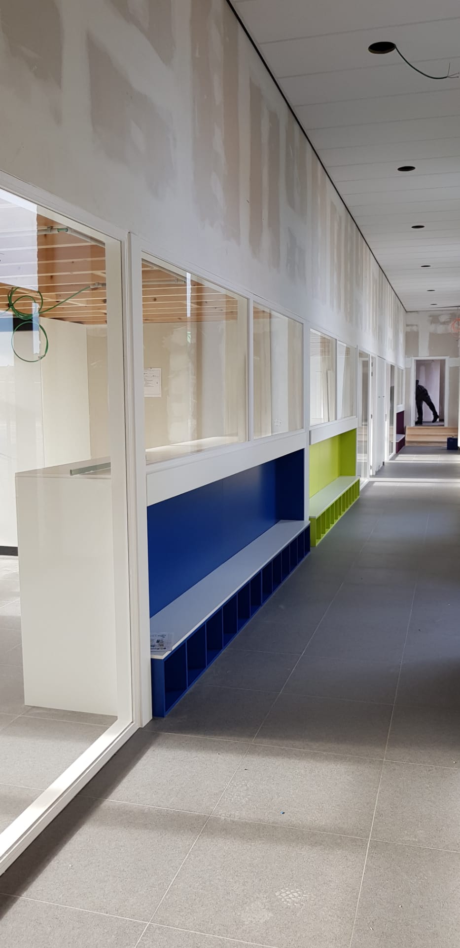 Binnendeuren, trappen, tussenvloeren en meubilair kleuterschool Waanrode - Vrago Interieur